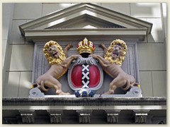 03_Amsterdamer Wappen: Drei Andreaskreuze: Pest, Feuer, Wasser, Kaiserkrone, zwei Löwen als Schildträger