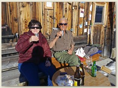 07_Im Februar mit Lydia wiederum sünnele vor der Alphütte Runca