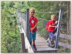 36_Mit Grosskinder über die Hängebrücke von Pruastg nach Silgin