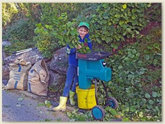 43_Erste Woche Oktober, Adrian hilft bei der Gartenarbeit