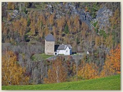 47_Kirche Sogn Luregn liegt zwischen Glenner und Valserrhein