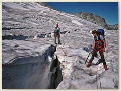 6-47_ Auf dem Rückweg, wieder die Gletscherspalten des Moirygletschers überschreiten