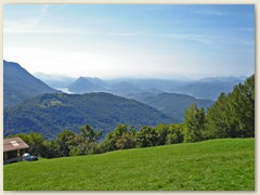03 Aussicht Richtung Lugano mit San Salvatore. Im Dunst der Staudamm von Melide