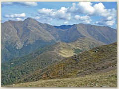 07 Sein Nordöstlicher Nachbar, der Monte Camoghe. Dazwischen das Val di Serdena, Militärgebiet von Isone