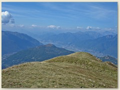08 Vom Monte Bar das Val d'Isone, die Cima di Medeglia, links Monte Ceneri und im Hintergrund Piano di Magadino mit Locarno