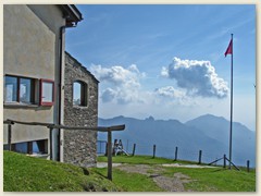 09 Zurück bei der Capanna: Im Dunst kaum sichtbar die Denti della Vecchia