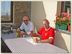 10 Nach der einmaligen Rundsicht geniessen wir ein feines Tessiner-Mittagessen mit Merlot bevor der Abstieg und die Heimreise beginnt