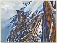 24 Vom Balkon des Rifugio Regina Margherita, der höchstgelegenen Hütte Europas, geht's über tausend Meter senkrecht die Ost-Südostwand hinunter