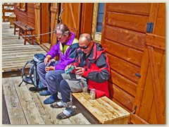 33 Nach dem Ablegen der zweckdienlichen Ausrüstung geniessen wir ein Bier oder Panasche vor dem Nachtessen