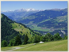 03 Oberhalb vom Dorf, Blick in die Surselva mit den Dörfer Schluein, Sagogn und Vitg Dado. Rechts oben liegt Falera
